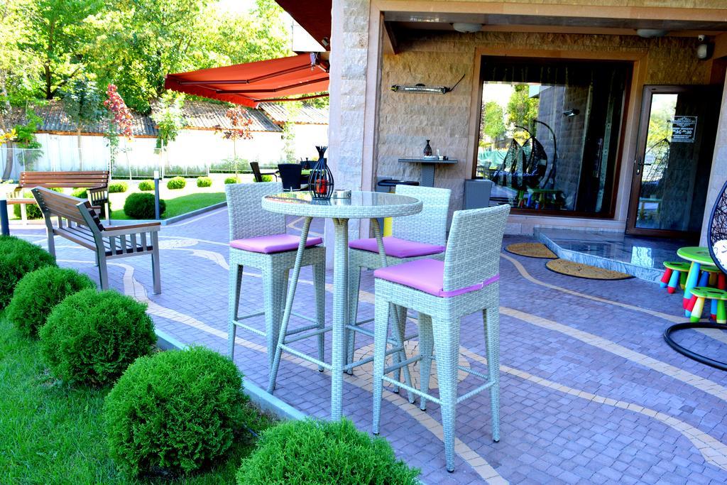 Hotel Victoriya'S House Chisaria Zewnętrze zdjęcie